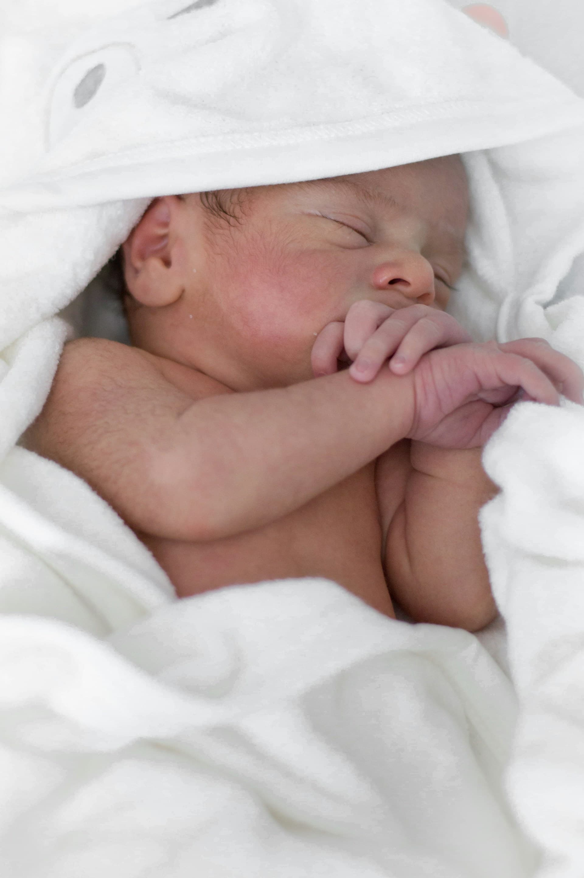 Newborn's First Bath: When and How to Start